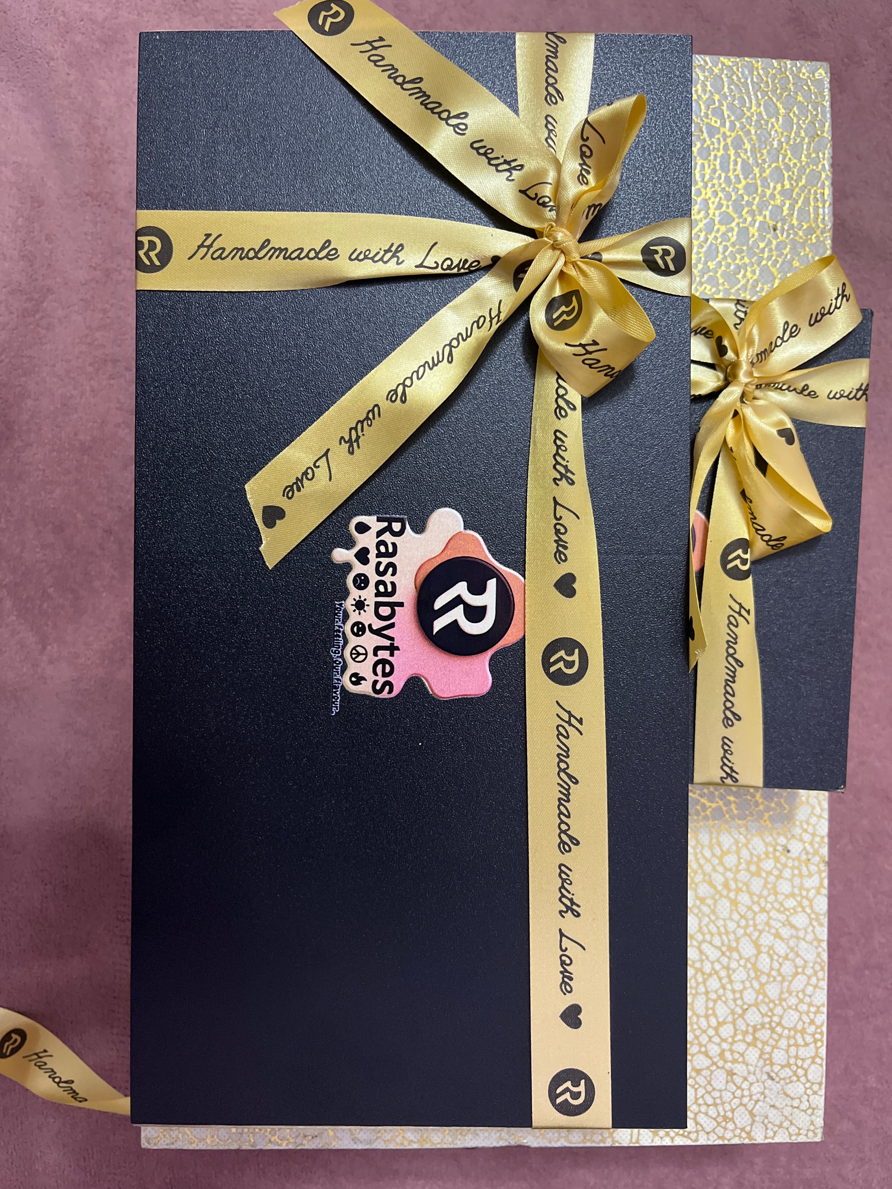 💋ŚṛṅgāraRasa – Lovebyte (A romantic indulgence – creamy white chocolate blended with strawberry and rose, crafted to melt hearts.)