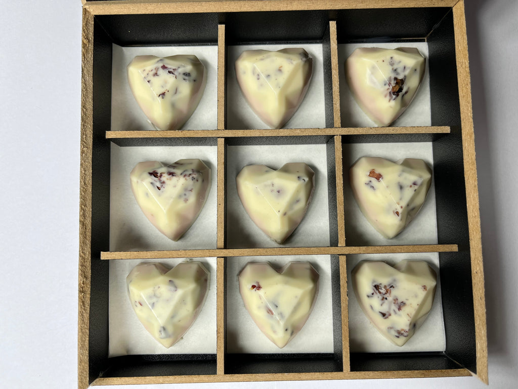 💋ŚṛṅgāraRasa – Lovebyte (A romantic indulgence – creamy white chocolate blended with strawberry and rose, crafted to melt hearts.)